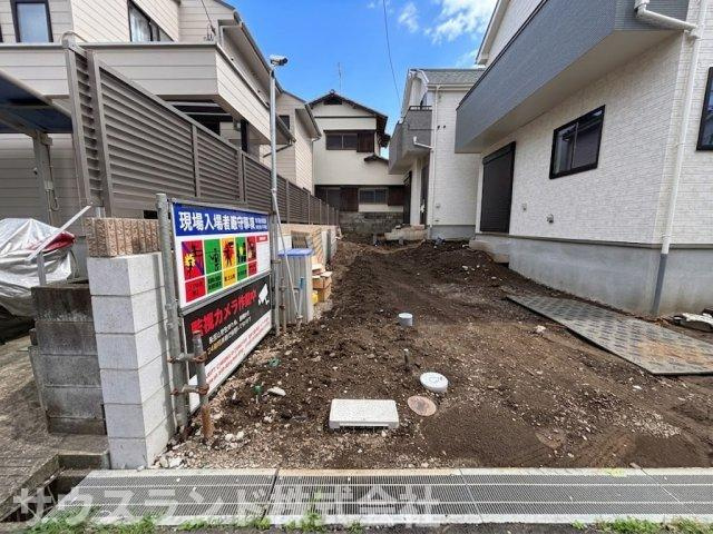 八王子市散田町14期A号棟の駐車場|お家の前のカースペース予定地です！並列で2台停められる広さを確保しており、来客時も安心。道路との高低差も少なく、お車の出し入れもスムーズに行えそう。便利ですね！