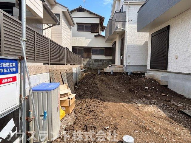 八王子市散田町14期A号棟の外観|別の角度からの外観写真です！建物の側面や隣接する住宅との距離感がわかりますね。南側からの光もしっかり入る設計で、明るく快適な室内空間が期待できそう。楽しみです！