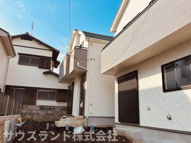 八王子市散田町14期A号棟の外観|1階のサッシや玄関付近の様子を確認できる外観写真です！建物の仕上がりが近づいていることを感じさせます。日々の生活でよく使う場所なので、イメージが湧きやすいですね。
