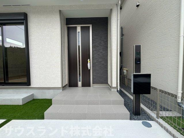 八王子市弐分方町10期　D号棟の外観|青空の下で建築が進む分譲地。整えられた道路に沿って住まいが並び、帰宅時の風景にもまとまりが感じられそうです。家族で穏やかに過ごす毎日を、完成後の街並みとともに思い描けます。心地よい時間が流れそうです。