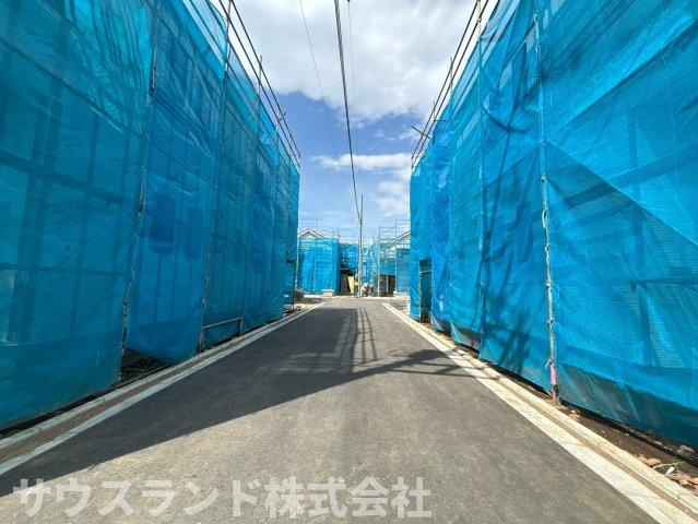 八王子市弐分方町10期　D号棟の前面道路含む現地写真|工事中の今だからこそ確認できる、分譲地内の道路や建物同士の位置関係。完成後の車の出入りや家族で歩く様子、ご近所との自然な交流まで、暮らしの風景を具体的に思い描けます！日常が楽しみです。