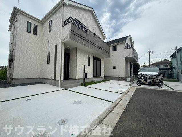 八王子市弐分方町10期　F号棟の前面道路含む現地写真|周辺には高い建物がなく、空の広がりを感じられる開放的な住環境です。陽当たりや風通しにも恵まれ、洗濯物を干す時間やバルコニーでの気分転換も心地よく、毎日の暮らしに爽やかさを添えてくれます。