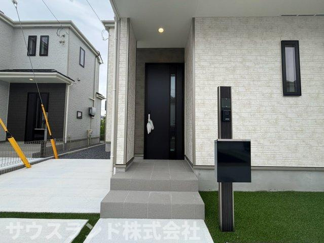 八王子市弐分方町10期　F号棟の玄関|にぎやかすぎない街並みに、豊かな緑がやさしく寄り添う現地。都会的な華やかさとは異なる、自然の風や季節の彩りを感じながら、落ち着いた時間をゆっくり重ねていけそうな住環境が印象的です！