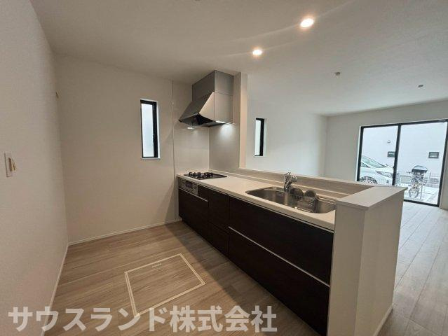八王子市弐分方町10期　F号棟のキッチン|青空の下で建築が進む分譲地。整えられた道路に沿って住まいが並び、帰宅時の風景にもまとまりが感じられそうです。家族で穏やかに過ごす毎日を、完成後の街並みとともに思い描けます。心地よい時間が流れそうです。