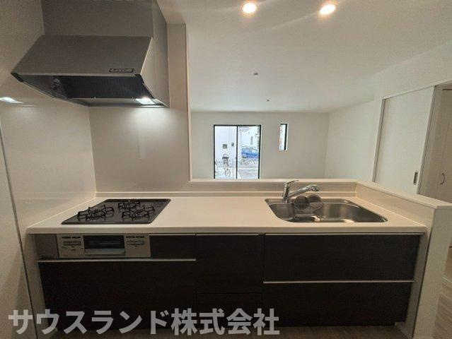 八王子市弐分方町10期　F号棟のキッチン|工事中の今だからこそ確認できる、分譲地内の道路や建物同士の位置関係。完成後の車の出入りや家族で歩く様子、ご近所との自然な交流まで、暮らしの風景を具体的に思い描けます！日常が楽しみです。
