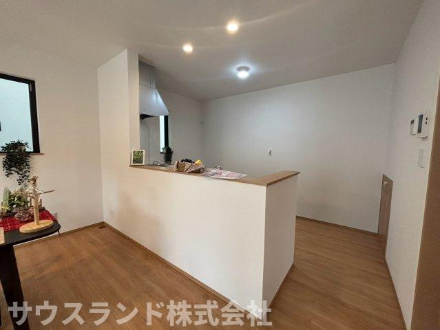 八王子市弐分方町10期　B号棟の外観|青空の下で建築が進む分譲地。整えられた道路に沿って住まいが並び、帰宅時の風景にもまとまりが感じられそうです。家族で穏やかに過ごす毎日を、完成後の街並みとともに思い描けます。心地よい時間が流れそうです。
