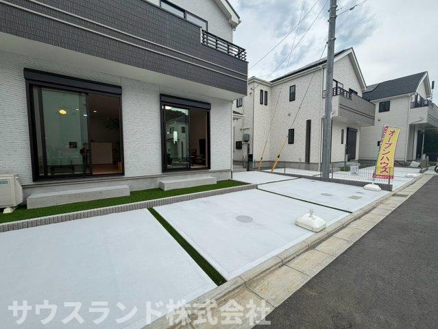 八王子市弐分方町10期　B号棟の駐車場|にぎやかすぎない街並みに、豊かな緑がやさしく寄り添う現地。都会的な華やかさとは異なる、自然の風や季節の彩りを感じながら、落ち着いた時間をゆっくり重ねていけそうな住環境が印象的です！