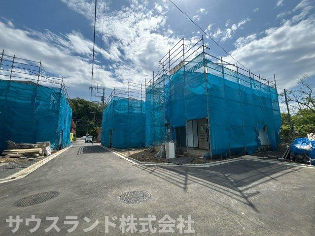 八王子市弐分方町10期　B号棟の前面道路含む現地写真|周辺には高い建物がなく、空の広がりを感じられる開放的な住環境です。陽当たりや風通しにも恵まれ、洗濯物を干す時間やバルコニーでの気分転換も心地よく、毎日の暮らしに爽やかさを添えてくれます。