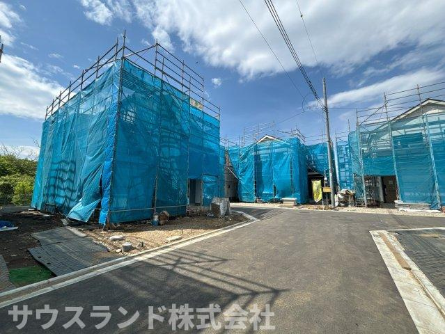 八王子市弐分方町10期　B号棟の前面道路含む現地写真|にぎやかすぎない街並みに、豊かな緑がやさしく寄り添う現地。都会的な華やかさとは異なる、自然の風や季節の彩りを感じながら、落ち着いた時間をゆっくり重ねていけそうな住環境が印象的です！
