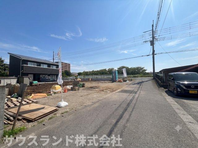 八王子市横川町20期　C号棟の前面道路含む現地写真|どこか心が落ち着く現地。都会の派手さはありませんが、自然と共に暮らせる落ち着いた街並みが印象的です。