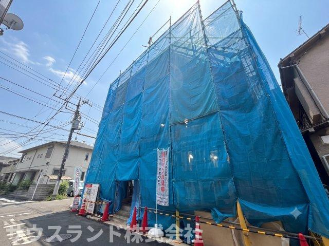 八王子市子安町５期の前面道路含む現地写真|青空の下、丁寧な基礎工事が完了！職人の手で、これから始まる温かい生活への期待が形になり始めています。