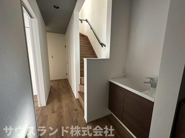 八王子市元本郷町22期の玄関|白と木目を基調とした、温かみのある明るい玄関スペースです！大容量のシューズボックスがあり、ご家族の靴をすっきりと片付けることができます。いつでも整理整頓された綺麗な空間でお客様をお迎えできます。