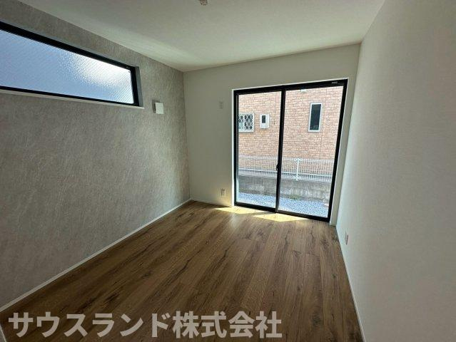八王子市元本郷町22期の洋室|二面の窓からたっぷりと自然光が差し込む、明るく風通しの良い洋室です！落ち着いた色のフローリングが、リラックスできる空間を演出します。主寝室や子供部屋など、用途に合わせて自由にお使いいただけます。