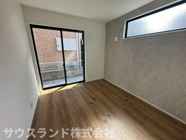 八王子市元本郷町22期の洋室|大きな窓から明るい陽射しが入る居心地の良い洋室です！お部屋からそのままバルコニーへ出られるため、お布団を干す際も大変便利です。ベッドや学習机を置いてもゆとりのある広さがしっかりと確保されています。