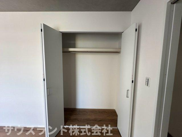 八王子市元本郷町22期の収納|各居室には便利なクローゼットがしっかりと完備されています！丈の長いコートやワンピースも、ハンガーに掛けたままシワにならずに綺麗に保管できます。お部屋が片付き、居住スペースを広く使うことができます。