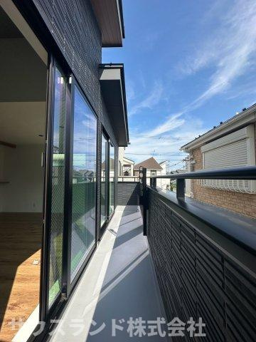 八王子市元本郷町22期のバルコニー|見晴らしが良く、開放感たっぷりの広々としたバルコニーです！天気の良い日には、たくさんの洗濯物やお布団を一気に干してふかふかに乾かすことができます。ちょっとした気分転換のスペースとしても最適です。