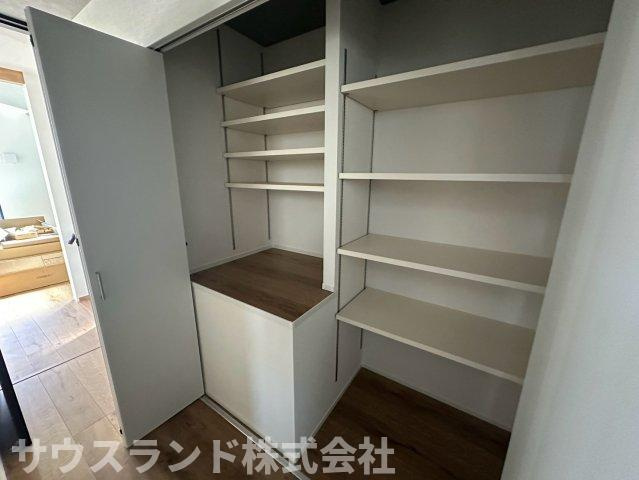 八王子市元本郷町22期の収納|日用品のストックや食品の保管に大変便利な、可動棚付きの収納スペースです！しまう物の高さに合わせて棚の位置を変えられるため、無駄なくたっぷりと収納できます。お家の中をいつでもすっきりと保てます。