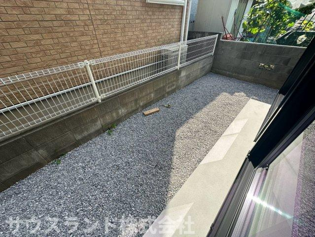 八王子市元本郷町22期の庭|敷地内には、砂利が敷かれたお手入れのしやすいお庭のスペースがあります！防犯面でも砂利の音が役立ち、安心感が高まります。ちょっとしたガーデニングを楽しんだり、自転車を置いたりと便利に活用できます。