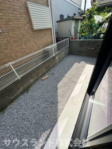 八王子市元本郷町22期の庭|異なる角度から見たお庭のスペースです！隣地との間隔もしっかりと確保されており、日当たりや風通しも良好です。ご家庭の好みに合わせて、外の空間も自由にアレンジして楽しむことができます。