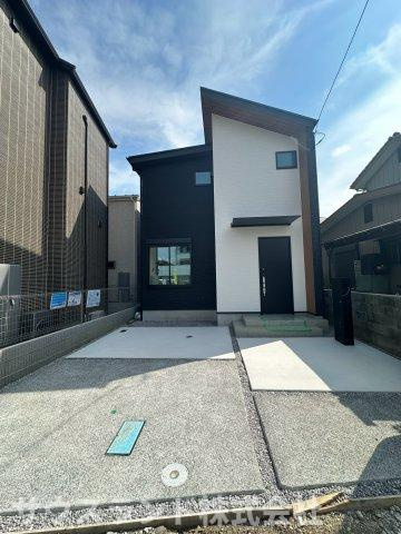 八王子市元本郷町22期の外観|青空に映える、白と黒のモダンなデザインが目を引く外観です！玄関まわりはすっきりとしており、明るく開放的な印象を与えてくれます。閑静な住宅街に位置しているため、穏やかで落ち着いた毎日を過ごせます。