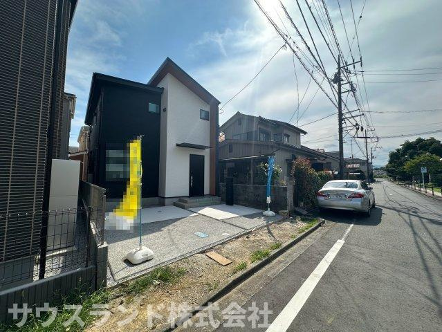 八王子市元本郷町22期の前面道路含む現地写真|建物の前面には幅のある道路が面しており、お車の運転が苦手な方でも安心して駐車できます！見通しも良く、お子様とのお出かけや毎日の通勤・通学も安全でスムーズです。周辺は落ち着いた住環境が広がります。
