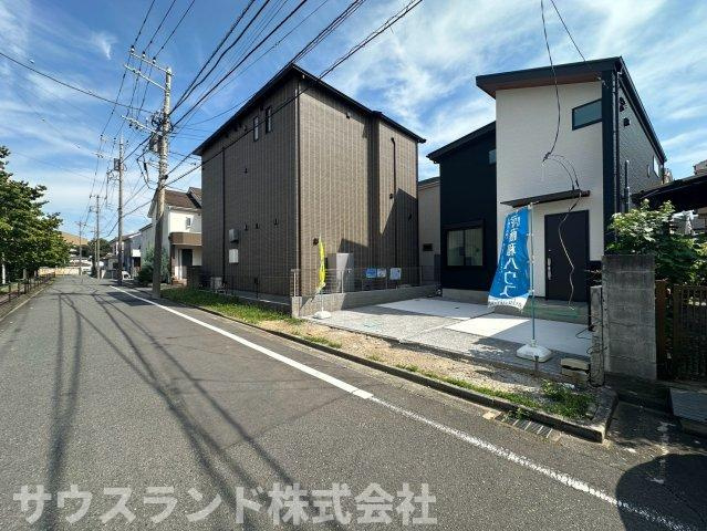 八王子市元本郷町22期の前面道路含む現地写真|周辺は交通量が少なく、静かで穏やかな時間が流れる住宅街です！見晴らしの良い真っ直ぐな道路に面しており、日当たりも風通しも良好です。ご家族皆様で心地よく安全に暮らせる、恵まれた立地条件が魅力です。