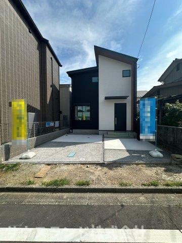 八王子市元本郷町22期の外観|ゆとりのある駐車スペースがしっかりと確保された建物の外観です！大きめのお車をお持ちのご家庭や、自転車を複数台置きたい場合でも安心の広さです。玄関までのアプローチもフラットで歩きやすい設計です。