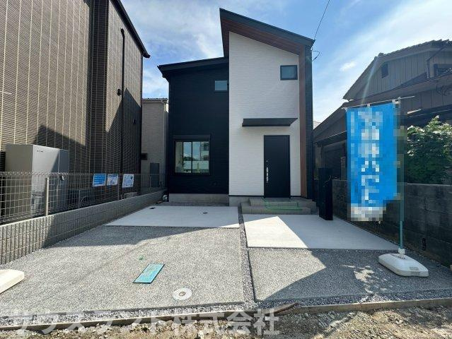 八王子市元本郷町22期の外観|少し角度を変えて見た外観写真です！外壁の質感や窓の配置など、細部にまでこだわったスタイリッシュなデザインが光ります。周囲の環境にも美しく調和しており、帰るたびに誇らしくなるような素敵な外観です。