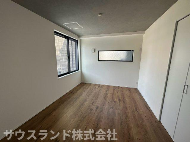 八王子市元本郷町22期の洋室|快適に過ごせるエアコンが設置された、明るく清潔感のある洋室です！入居したその日から、適温に保たれたお部屋でくつろぐことができます。シンプルな内装で、お好みの家具が美しく映える使いやすい空間です。
