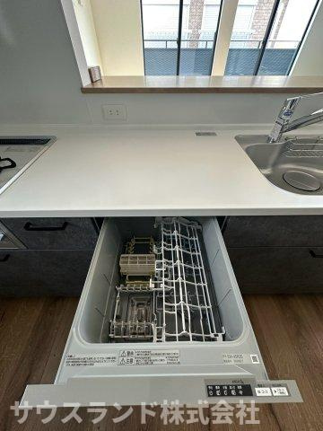 八王子市元本郷町22期のキッチン|毎日の面倒な食器洗いから解放される、便利なビルトイン食器洗い乾燥機です！手洗いに比べて節水効果も期待でき、家計にも優しい設備です。食後の後片付けはお任せして、ご家族でゆっくり過ごす時間が増えます。
