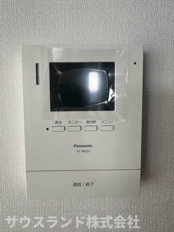 八王子市元本郷町22期のセキュリティ|訪問者の顔をカラー画面でしっかりと確認できる、安心のモニター付きインターホンです！お子様の留守番時や夜間の急な来客でも、事前に相手を確認できるため防犯面でも大変心強いです。録画機能も備わっています。