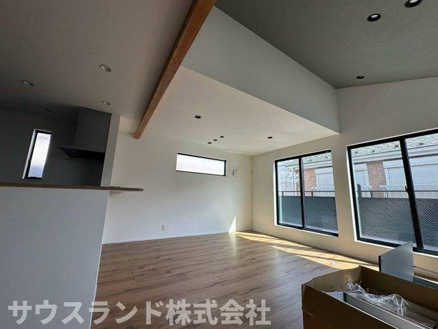 八王子市元本郷町22期の居間・リビング|勾配天井に木目の梁がアクセントになった、開放感あふれる広々としたリビングです！大きな窓からたっぷりと自然光が降り注ぎます。ご家族みんなでゆったりとくつろげる、居心地の良い温かな空間が広がります。