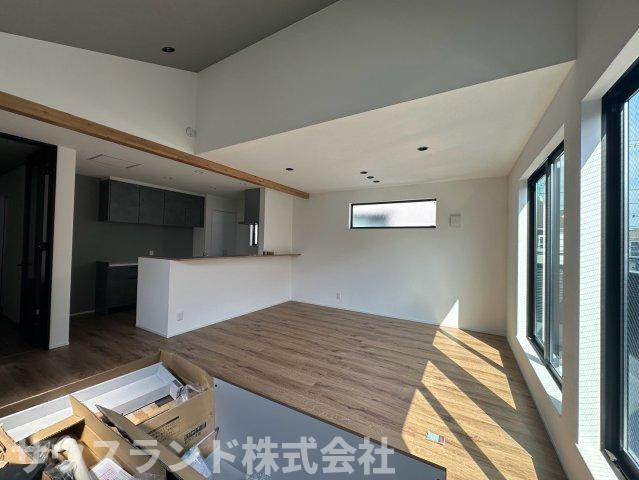 八王子市元本郷町22期の居間・リビング|キッチンからリビング全体を見渡せる、コミュニケーションが取りやすい設計です！お料理をしながらでも、ご家族の様子をしっかりと見守ることができます。自然と会話が弾む、明るく和やかな時間が過ごせます。