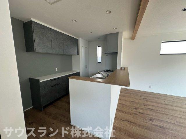 八王子市元本郷町22期のキッチン|グレーを基調とした、落ち着きのあるおしゃれなダイニングキッチンです！カフェのような洗練されたデザインで、毎日の食事の時間がより一層楽しくなります。広々としたカウンターは作業や配膳にも大変便利です。