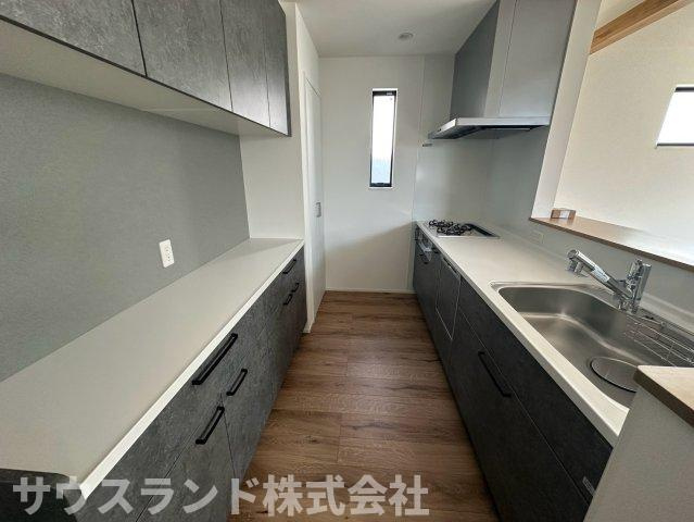 八王子市元本郷町22期のキッチン|キッチン背面には、大容量のカップボードがしっかりと備え付けられています！食器や調理家電などをまとめてすっきりと収納できます。作業スペースにもゆとりがあり、ご家族でお料理を楽しむことができます。