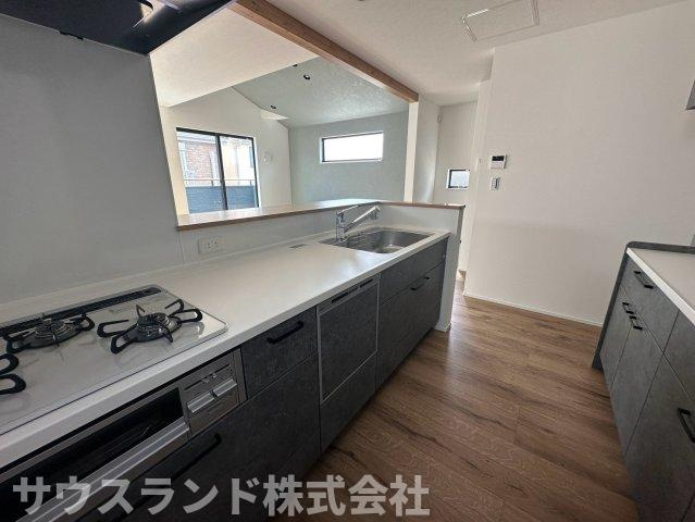 八王子市元本郷町22期のキッチン|作業スペースが広く取られた、使い勝手の良い対面式のシステムキッチンです！収納も豊富で、大きなお鍋やフライパンも綺麗に片付きます。お手入れがしやすい素材が使われており、水回りも清潔に保てます。