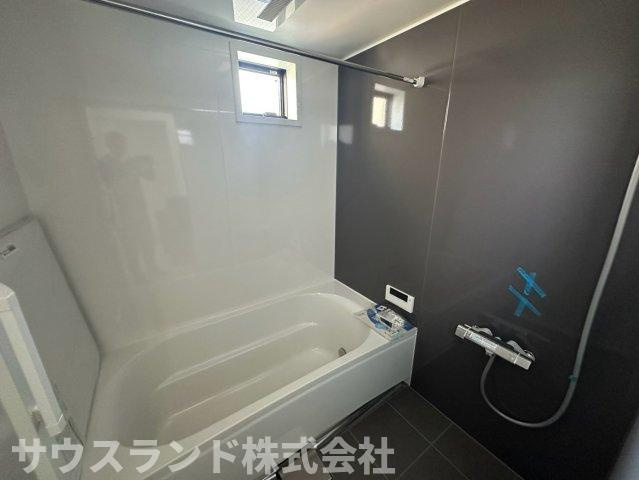 八王子市元本郷町22期の浴室|シックなダークカラーのパネルが落ち着いた雰囲気を演出するバスルームです！足を伸ばしてゆったりと浸れる広い浴槽で、一日の疲れをしっかりと癒やせます。窓付きで換気しやすく、カビ対策も簡単に行えます。