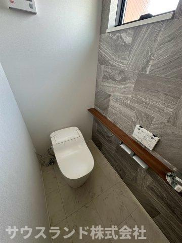 八王子市元本郷町22期のトイレ|デザイン性の高いおしゃれなアクセントクロスが目を引くトイレ空間です！窓から明るい光が入り、換気もしやすいためいつでも快適にお使いいただけます。ペーパーホルダーやタオル掛けも備わり使い勝手は良好です。