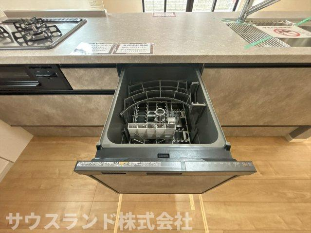 八王子市　長房町9期のキッチン|家事の負担を軽減してくれるビルトイン食器洗浄乾燥機付きです！食事の後片付けをお任せできるので、ご家族でゆっくり過ごす時間が増えます。手洗いに比べて節水効果も期待できて環境にも優しいです☆