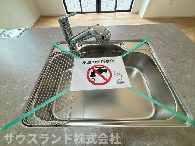 八王子市　長房町9期のキッチン|大きな鍋も洗いやすい、ゆとりのあるワイドなシンクです！水はねの音が響きにくい仕様で、テレビの音やご家族との会話を邪魔しません。毎日のお片付けの負担を軽減してくれる嬉しいキッチン設備です♪