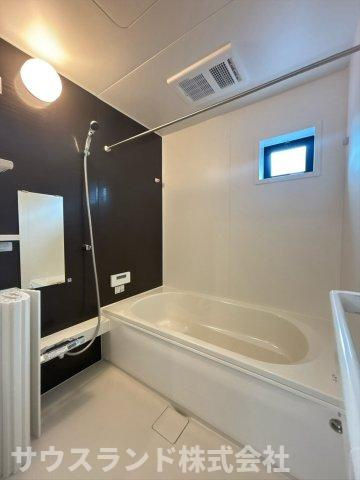 八王子市　長房町9期の浴室|清潔感のある爽やかなお風呂です！窓があり、自然光が差し込む明るい空間でリラックスできます。足を伸ばしてゆっくり浸かれる広い浴槽で、一日の疲れをしっかり癒やせます♪