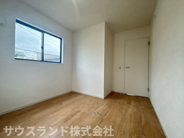 八王子市　長房町9期の洋室|柔らかな光が差し込む使い勝手の良い洋室です！クローゼットもあり、衣類や寝具などをすっきり収納可能。寝室としてはもちろん、書斎や趣味の部屋など自分好みの空間にアレンジできます♪