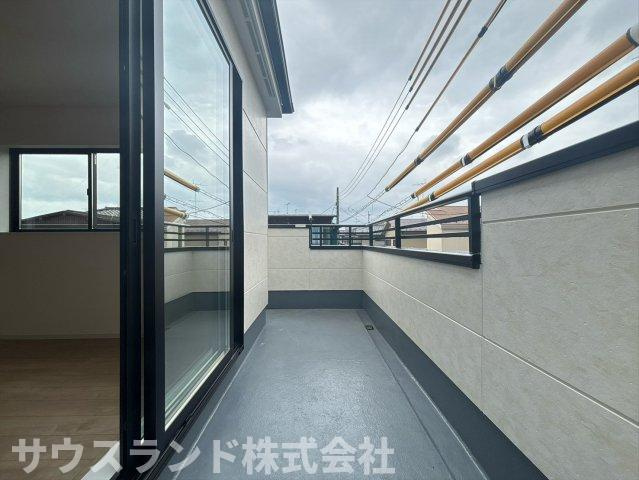 八王子市　長房町9期のバルコニー|南側に面した日当たりの良いバルコニーです！洗濯物をたっぷりと干すことができ、お日様の匂いがするふかふかの仕上がりに。豊かな緑を眺めながら、外の空気を吸ってリフレッシュできます♪