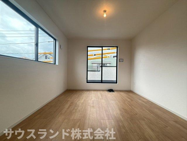 八王子市　長房町9期の洋室|南側に面した窓から太陽の光がたっぷりと降り注ぐ、明るい洋室です！お子様の成長に合わせて子供部屋や趣味の部屋など、多目的に活用できる広さ。自分好みの空間にアレンジできます☆