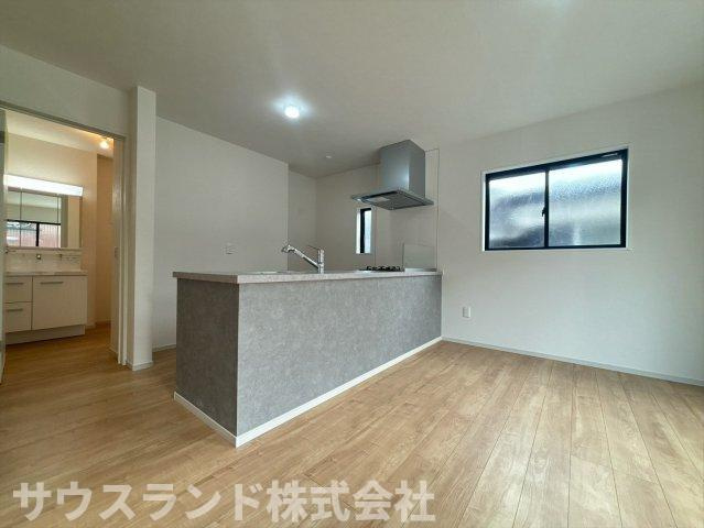 八王子市　長房町9期の居間・リビング|リビングを見渡せる対面キッチンは、料理中もおお子様の様子を見守ることができて安心です！ご家族みんなが自然と集まる、温かい空間。お気に入りのソファに座って、心豊かなひとときを過ごせます♪