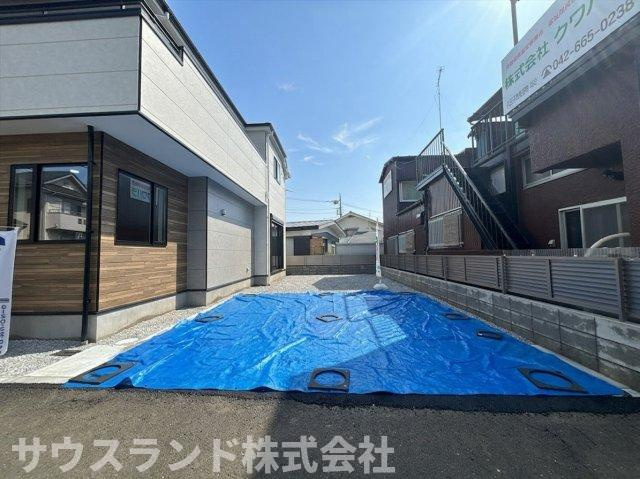 八王子市　長房町9期の前面道路含む現地写真|自転車や外遊びのおもちゃを置くスペースとしても活用可能。暮らしを快適にサポートしてくれる嬉しい設備です♪