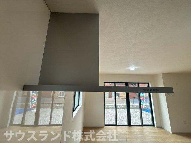 八王子市　長房町9期のキッチン|お手入れが簡単なレンジフードを備えたキッチンです！煙やニオイをしっかりと吸い込み、リビングに広がるのを防ぎます。フラットなデザインで拭き掃除もサッと済ませることができて大変便利です♪