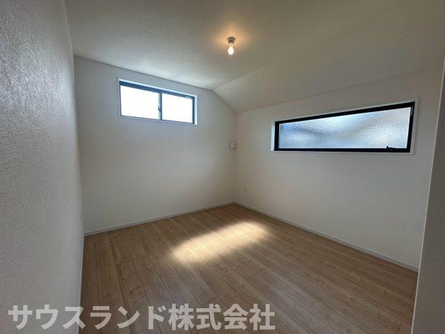 八王子市北野台35期の洋室|二面の窓からたっぷりと優しい自然光が差し込む、明るく風通しの良い洋室です！落ち着いた色のフローリングが、リラックスできる空間を演出します。主寝室や子供部屋など、用途に合わせて自由にお使いいただけます。