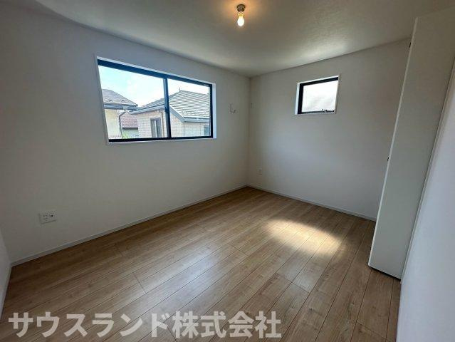 八王子市北野台35期の洋室|こちらの洋室も窓が二つあり、日当たり良好で心地よい空間が広がっています！ベッドや学習机などの家具を配置しても十分なゆとりのある広さです。お好みのインテリアを置いて、快適なプライベート空間を作れます。