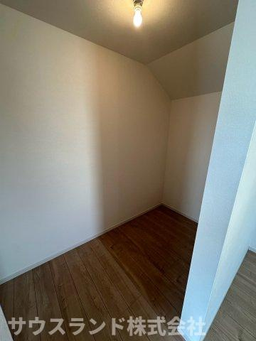 八王子市北野台35期の洋室|お部屋を広々と使うために欠かせない、便利な収納スペースが完備された洋室です！かさばる荷物や季節ごとの衣類などもまとめて見えない場所にしまっておくことができます。居住空間を無駄なく活用できる設計です。
